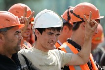 Правительство запустило пилотный проект по ввозу узбекских рабочих