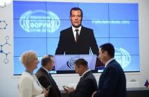 Дмитрий Медведев пообещал привести в порядок дороги в городах-миллионниках