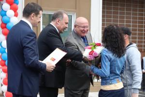 Глава Минстроя лично вручил ключи новосёлам в Кстово