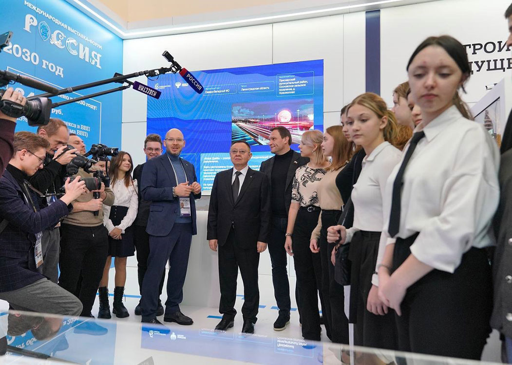 Ирек Файзуллин открыл экспозицию «Строим будущее» на выставке-форуме «Россия»