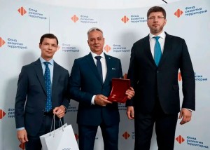 Сотрудники Фонда развития территорий получили ведомственные награды ко Дню строителя