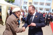 Глава Минстроя вручил ключи от квартир крымским ветеранам