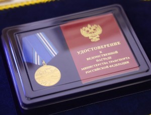 Александр Беглов вручил медали отличившимся работникам дорожной отрасли