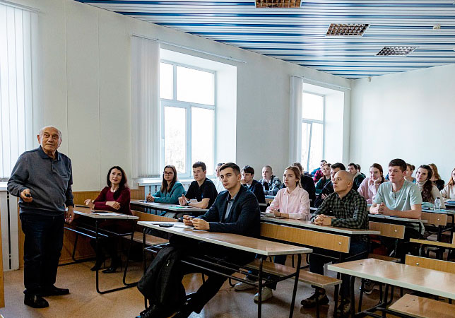 Юзеф Мосенкис поделился опытом работы в ВМГ со студентами вузов Сибири и Дальнего востока