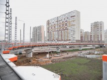 На уникальном трамвайном путепроводе через КАД в Санкт-Петербурге начался монтаж контактной сети