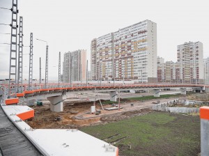 На уникальном трамвайном путепроводе через КАД в Санкт-Петербурге начался монтаж контактной сети